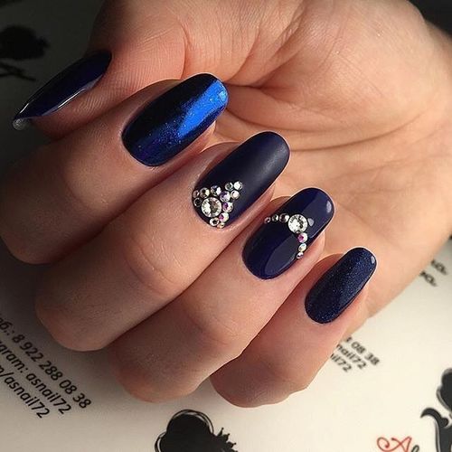 Варианты дизайна ногтей с синим гель-лаком